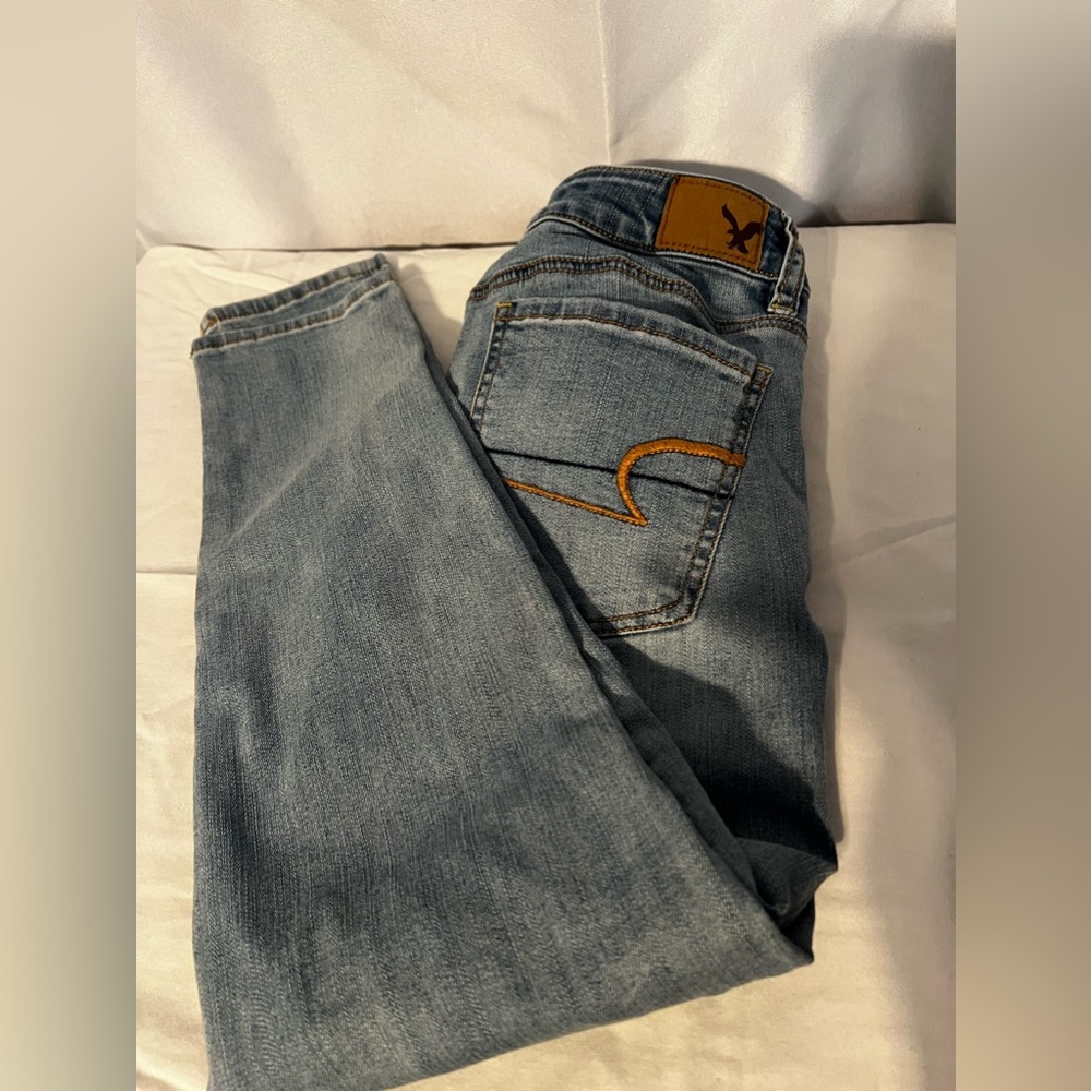 American Eagle women’s jeans size 2 stretch jegging‎ crop distressed/patches